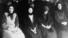 Foto hitam putih seorang wanita selama persidangan di Hongaria atas pembunuhan beberapa pria di desa tersebut.