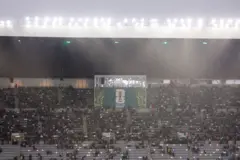 هطول أمطار داخل الملعب