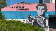 Мурал посвећен Благоју Јововићу на Новом Београду, у позадини су боје српске заставе