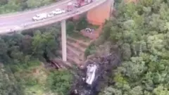 Ifoto ifatiwe mu kirere igaragaza iteme ryabereyeho impanuka