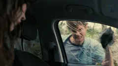 Cena de 'Acompanhante Perfeita' mostra um homem quebrando a janela de um carro com uma pedra