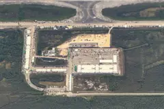 Vista aérea del viejo aeródromo en los Everglades convertido en centro migratorio.