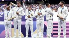 Команда на пьедестале почета