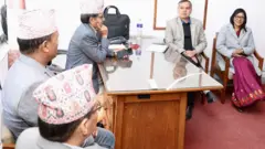 काठमाण्डूको एउटा मुख्य निर्वाचन कार्यालयको अनुगमनमा पुगेका निर्वाचन आयुक्त जानकीकुमारी तुलाधर, गृहमन्त्री ओमप्रकाश अर्याल तथा अन्य अधिकारीहरू