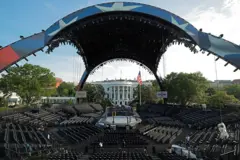 Construção do "Claw" do Ultimate Fighting Championship (UFC) e do octógono no gramado sul da Casa Branca em 11 de junho de 2026, em Washington, DC.