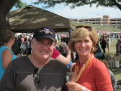 Kevin y Deb en un evento al aire libre.