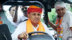 केंद्रीय कृषि राज्य मंत्री भागीरथ चौधरी (सबसे दाएं) 