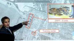 Керівник МАГАТЕ Рафаель Гроссі з картою ЗАЕС, березень 2022