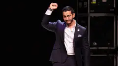 عبدل سید مشتش را به علامت پیروزی بالا برده است