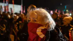 CHP'nin "Millet İradesine Sahip Çıkıyor" sloganıyla düzenlenen mitinglerinin ilkini belediyesine kayyum atanan Şişli'de yapıldı.

