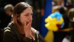 Vira Moisenko đau buồn sau lễ tang của chồng bà, ông Olexandr Moisenko, tại nhà thờ Saint Peter and Paul Garrison vào ngày 10 tháng 5 năm 2022 ở Lviv, Ukraine.