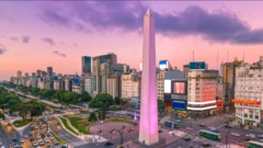 Foto mostrando o obelisco e a avenida 9codigo pixbetJuliocodigo pixbetBuenos Aires