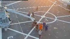 O comandante Reid Wiseman sobe a bordo do navio de resgate após ser retirado da cápsula Artemis II pela equipe de resgate no Oceano Pacífico