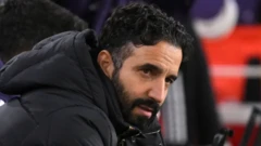 Рубен Аморим в теплом пальто и с грустным лицом на скамейке МЮ