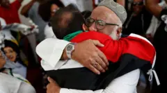 హేగ్‌లో కోర్టు తీర్పు తర్వాత ఆలింగనం చేసుకున్న పాలస్తీనా మద్దతుదారులు