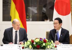 Thủ tướng Đức Olaf Scholz (trái) và Thủ tướng Nhật Bản Fumio Kishida gặp mặt lãnh đạo các doanh nghiệp hai nước tại Tokyo tháng 4/2022