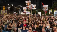 متظاهرون في تل أبيب يهتفون ويحملون صور رهائن إسرائيليين، مطالبين بالإفراج عنهم وإنهاء الحرب، بعد نشر حماس مقاطع فيديو تُظهر بعض الرهائن وهم يتضورون جوعاً ويشارفون على الموت. 2 أغسطس/آب 2025