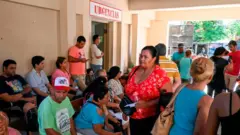 Pacientes con síntomas de dengue esperan ser atendidos en el hospital de Ñemby, Paraguay, el 20 de enero de 2020.