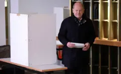 Olaf Scholz vota nas eleições alemãs