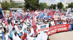Memur sendikaları üyeleri banner ve bayraklarıyla protesto yapıyorlar. 