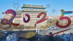 北京正陽門一家商店櫥窗上的「2025」與「平安喜樂」字樣裝飾，配以煙火圖案（27/1/2025）