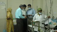 হাসপাতালের ওয়ার্ডে কর্তব্যরত চিকিৎসকরা