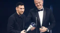 Lionel Messi yahawe aka gashimwe n'umukuru wa FIFA Gianni Infantino