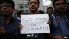 সাংবাদিকদের ওপর নির্যাতনের প্রতিবাদে মানববন্ধন।