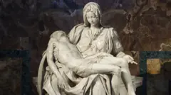 Detalle de la Pietá de Miguel Ángel, donde se muestra a la Virgen María con Jesús en brazos