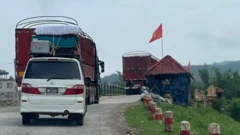 သိန္နီမြို့နယ်ထဲမှာ ဖြတ်သန်းသွားလာနေတဲ့ ကုန်ကားတချို့ (ပုံဟောင်း)