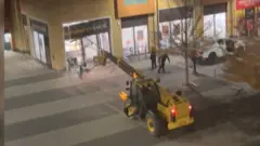 चोरहरूले क्रेन ल्याएर क्याश मशीन लुटे