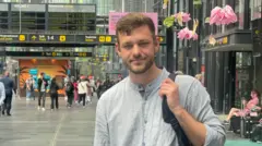 Oskar Damkjaer de mochila na estação