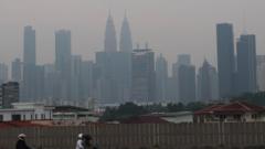 Kabut asap melanda akibat karhutla, Malaysia tutup hampir 600 sekolah di dekat perbatasan Indonesia