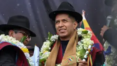 El presidente del Senado de Bolivia, Andrónico Rodríguez, recibe un bastón de mando simbólico al anunciar su candidatura presidencial, en El Alto, Bolivia, el 10 de mayo de 2025. 