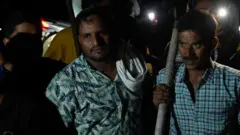  மக்கள் வானில் காணப்படும் ட்ரோன்களால் சிரமப்படுகிறார்கள்.

