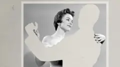 سيدة ترقص مع شبح رجل