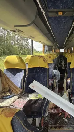 Пустой автобус с разбитыми окнами