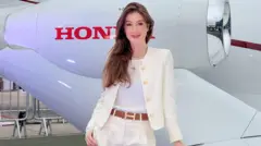 Mulher com olhar confiante em frente a jatinho