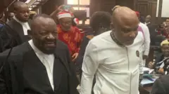 Aworan Nnamdi Kanu pẹlu awọn agbẹjọro