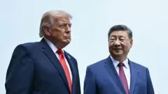 Президент Китая Си Цзиньпин (справа) и президент США Дональд Трамп посещают Храм Неба 14 мая 2026 года в Пекине, Китай.