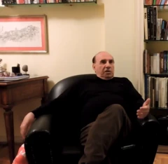 Embaixador aposentado Sérgio Tutikian sentado em uma poltrona numa sala