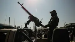 یک سرباز طالبان سوار بر موتر پشت سلاح ضد هوایی 