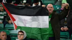 Celtic Park'ta bir İskoç taraftar Filistin bayrağı tutuyor