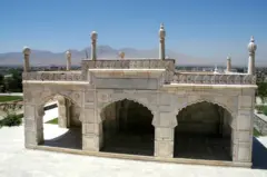 مسجد کوچک با سنگ مرمر در باغ بابر در کابل 