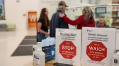 Cartel de alerta por sarampión en una clínica de Estados Unidos