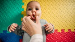 গাল চেপে ধরা একটি শিশু