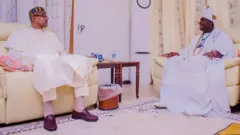 Aarẹ ana, Muhammadu Buhari pẹlu Ọọni Adeyẹye Ogunwusi.