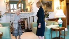 Liz Truss lokacin da ta kai wa sarauniya takardarta ta kama aiki