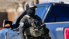 外国人に対する作戦において、仮面の強く武装した警察官。