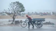 தமிழ்நாடு, வானிலை, கனமழை எச்சரிக்கை, காற்றழுத்த தாழ்வு நிலை, வடகிழக்கு பருவமழை, வங்கக்கடல்